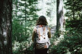 frau-mit-rucksack-beim-wandern