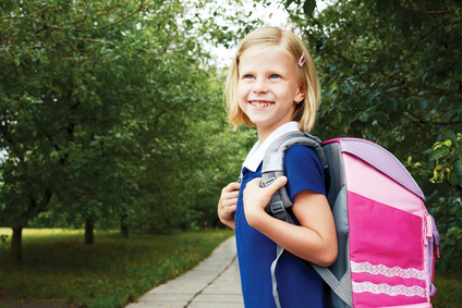 mächen-mit-schulranzen-auf-dem-schulweg
